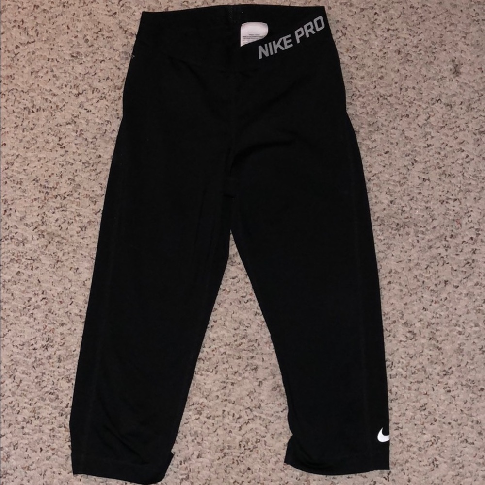 CROPPED BLACK NIKE LEGGINGS